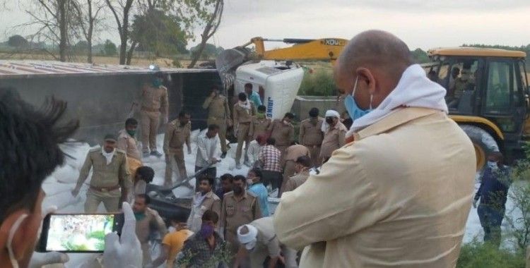 Hindistan'da göçmen işçileri taşıyan kamyon kaza yaptı: 23 ölü, 35 yaralı