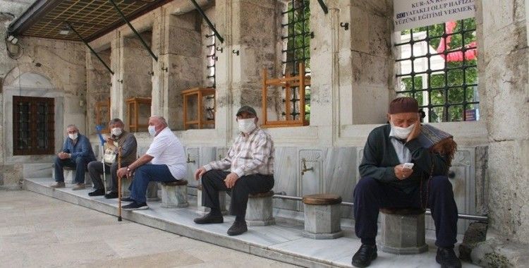 65 yaş üstü vatandaşlar vakitlerini Eyüpsultan Camii avlusunda geçirdi