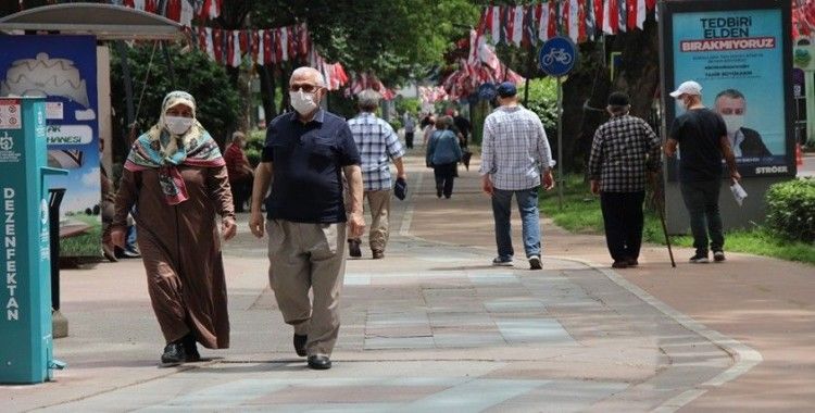 Kocaeli’de sokağa çıkan 65 yaş üstü vatandaşlar, sıcak havanın tadını çıkartıyor