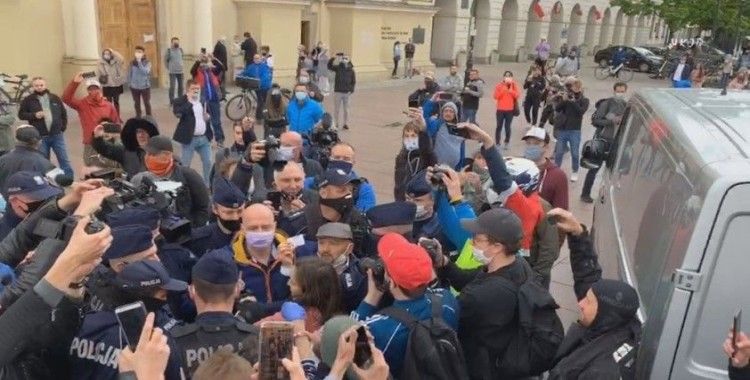 Polonya’da yasağa rağmen protesto: 380 gözaltı