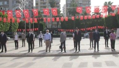 Sosyal mesafeli, maskeli 19 Mayıs