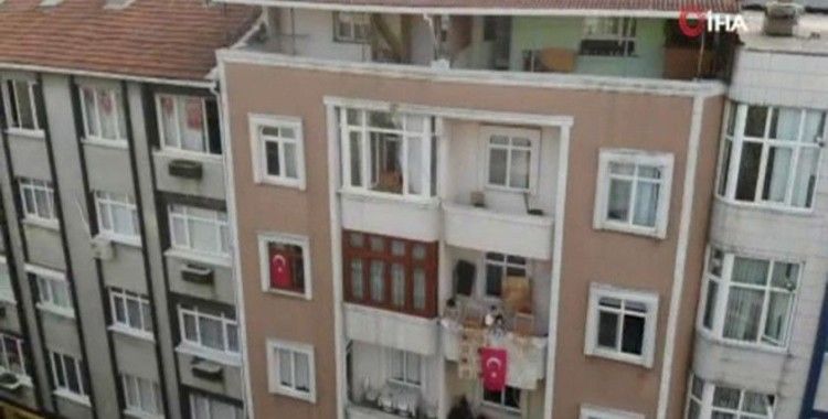 İstanbullular 19 Mayıs'ı balkon ve camlara çıkarak kutladı