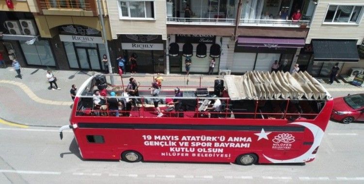 Otobüsten 19 Mayıs konserine vatandaşlar balkonlarından eşlik etti