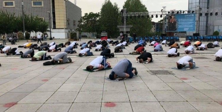 Kosova'da camilerin ibadete açılmaması protesto edildi
