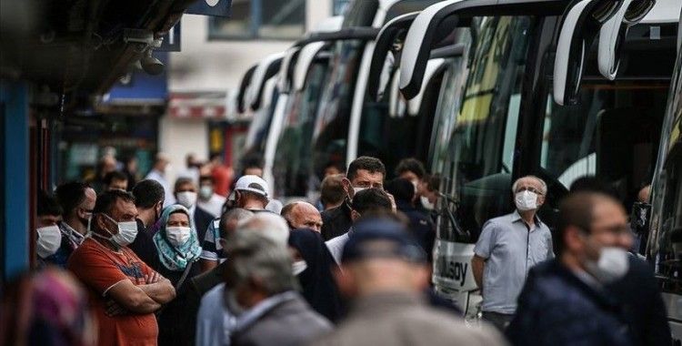 Çay üreticileriyle 65 yaş ve üstü vatandaşlar, İstanbul'dan ayrılmaya başladı