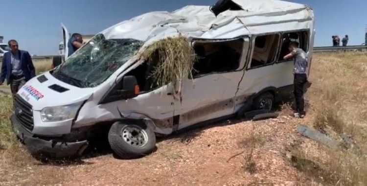 Yolcu minibüsü devrildi: 13 yaralı