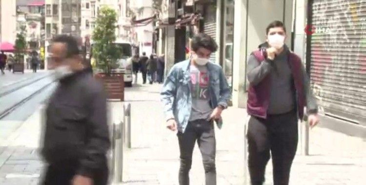 Gençler sokağa çıkma izninde soluğu Taksim’de aldı