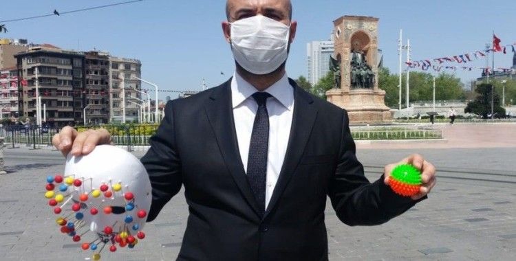 Taksim’de "virüs adam" dan ilginç farkındalık