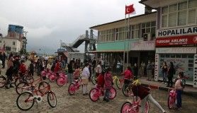 Artvin Hopaspor Kulübü, çocuklara bayram hediyesi bisiklet dağıttı