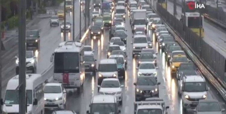İstanbul’da yağmur trafiği olumsuz etkiledi