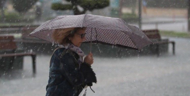 Antalya'da aniden bastıran sağanak yağmur vatandaşları hazırlıksız yakaladı