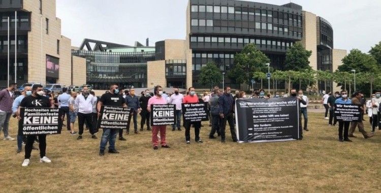 Almanya'da düğün salonu sahiplerinden protesto