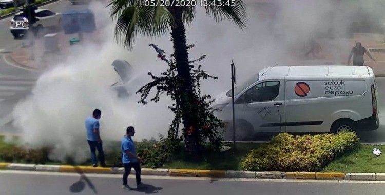 Hararet yapan otomobile vatandaşlar 5 yangın tüpü boşalttı
