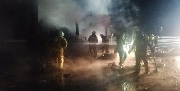Kuzey Marmara Otoyolu'nda medikal maske yüklü tır dorsesinde yangın