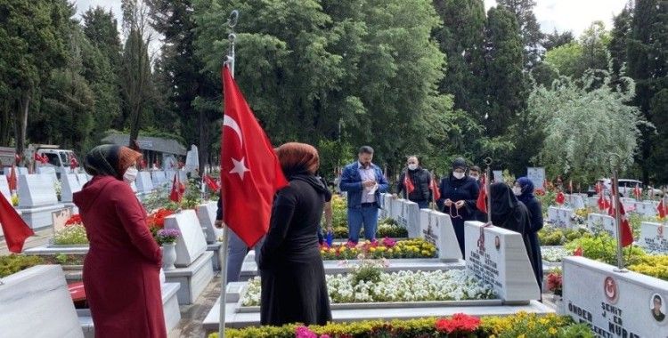Ramazan Bayramı öncesi aileler, Edirnekapı Şehitliği’ni ziyaret etti