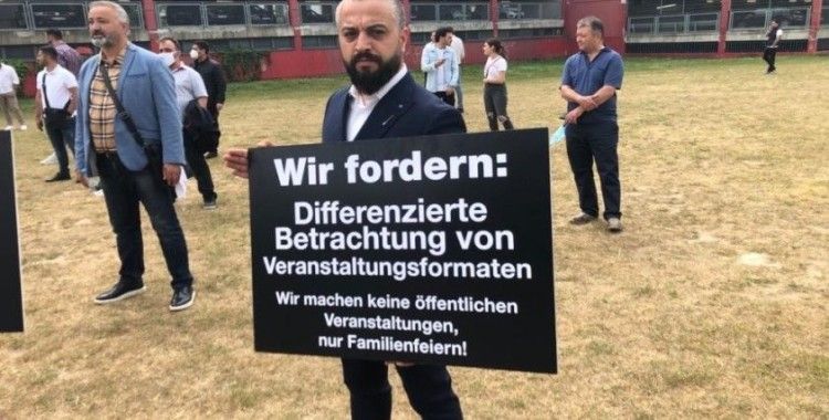 Almanya’da düğün salonu sahiplerinden protesto