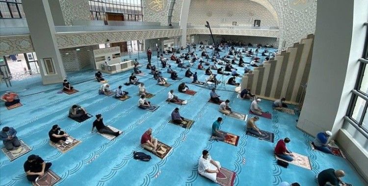 Almanya'da Kovid-19 salgını sonrası ilk cuma namazı kılındı