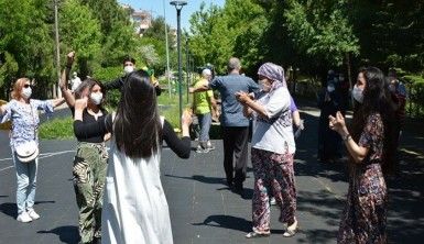 Önce bayramlaştılar sonra göbek attılar