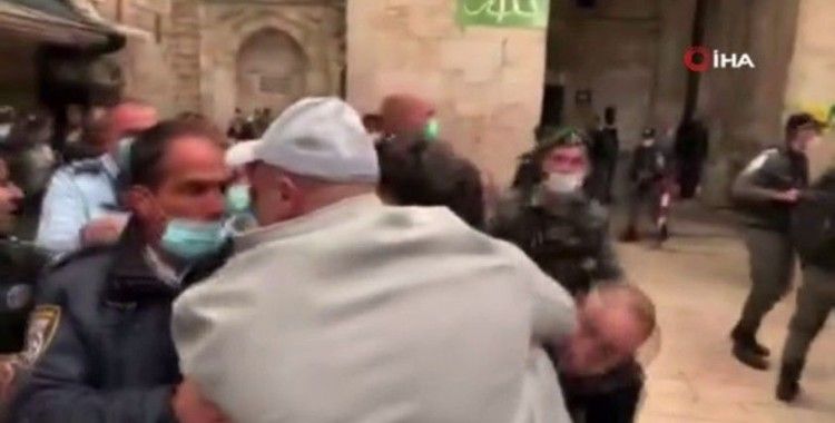 Mescid-i Aksa çevresinde bayram namazını kılan Filistinlilere saldırı