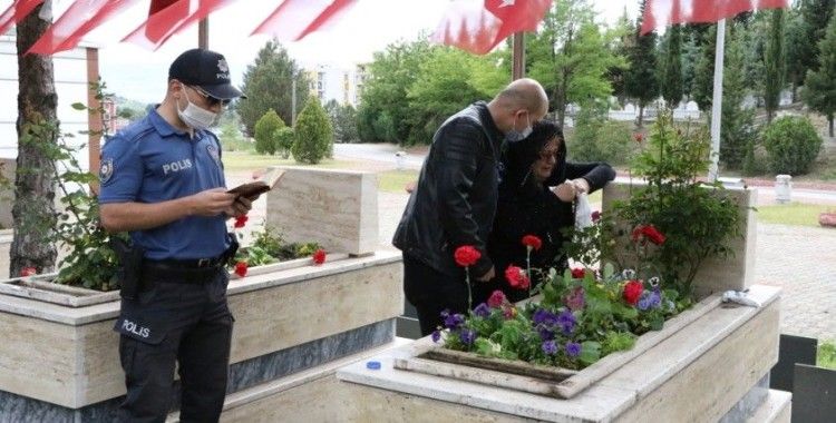 Polis memuru şehit polis için Kur’an-ı Kerim okudu