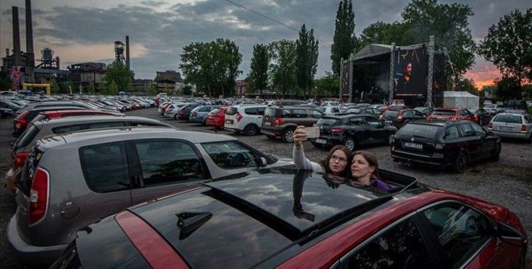 Avrupa ülkeleri Kovid-19 tedbirlerini kaldırmaya devam ediyor