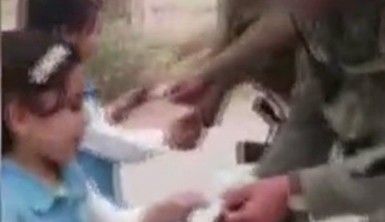 İdlib'de Türk askerleri çocuklara bayram harçlığı verdi