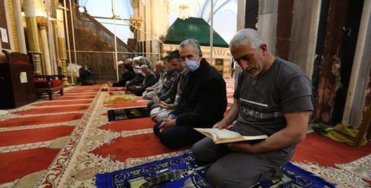 Filistin'de yeniden açılan camide İsrail güçleri 50 kişinin namaz kılmasına izin verdi