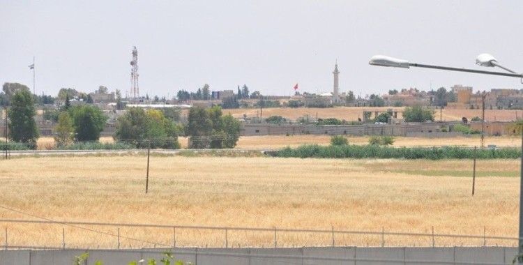 Terörden temizlenen Telabyad’a Türk bayrakları asıldı