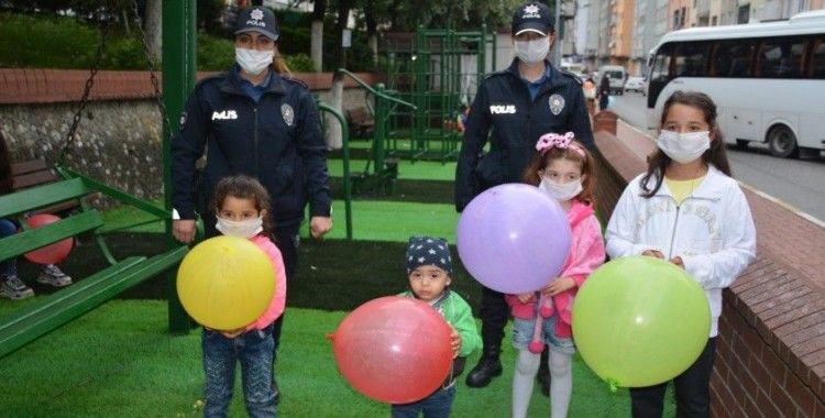 Polis ekipleri çocukları balon ile sevindirdi