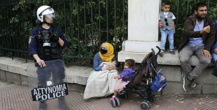 Yunanistan'da mülteciler konaklama yardımı için oturma eylemi yaptı