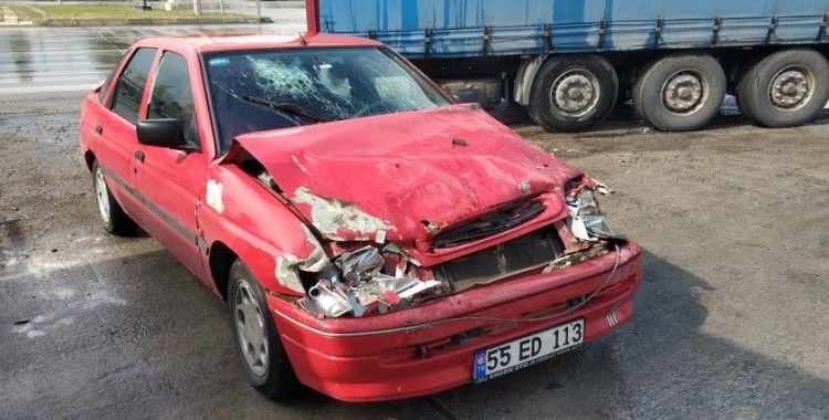 Samsun'da otomobil tıra çarptı: 1 yaralı