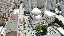 Çekmeköy'de sosyal mesafe kuralına uygun cuma namazı kılındı