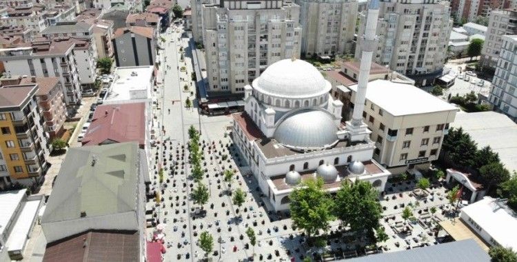 Çekmeköy'de sosyal mesafe kuralına uygun cuma namazı kılındı