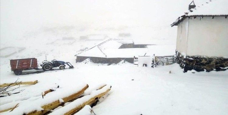 Ankara'nın yüksek kesimlerinde kar yağışı etkili oldu
