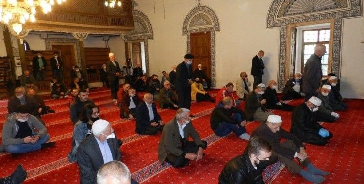 Kosova'da 76 gün sonra yeniden açılan camilerde ilk cuma namazı