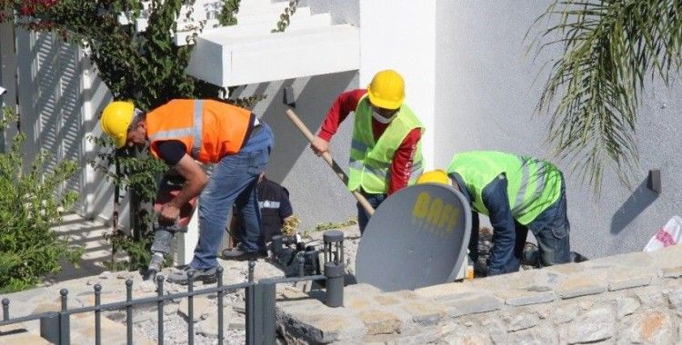 Yılmaz Özdil'in villasının kaçak bölümleri yıkılıyor