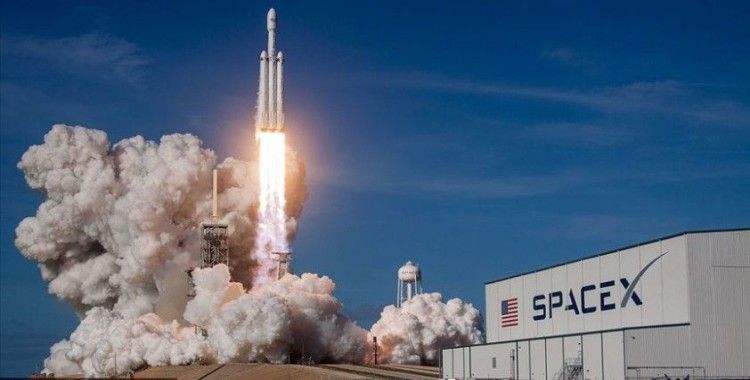 SpaceX'in ilk insanlı uzay mekiği denemesi başarıyla gerçekleşti