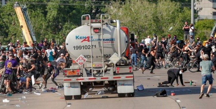 Minneapolis'te tanker, göstericilerin arasına daldı