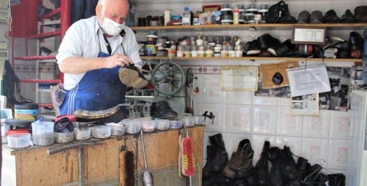 78 yaşındaki ayakkabı tamircisi 73 gün sonra kepenk açtı