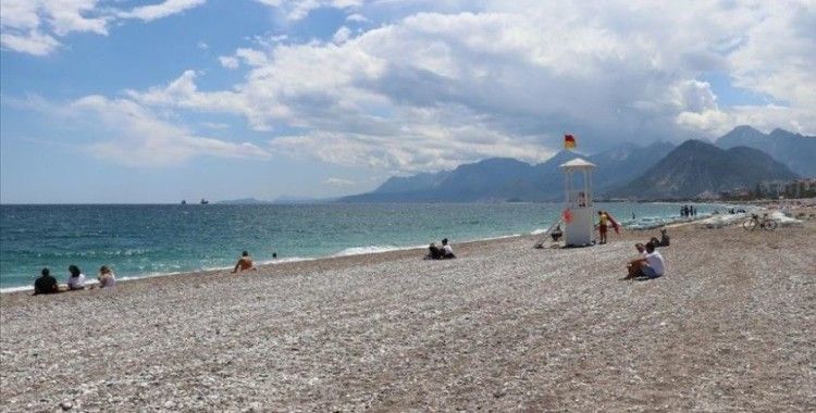 Antalya sahillerinde 'sosyal mesafeli' deniz ve güneş keyfi
