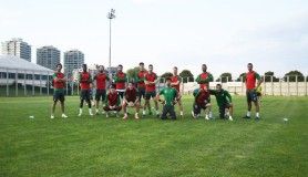 Bursasporlu futbolcular George Floyd için diz çöktü 