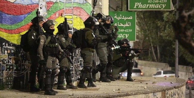 İsrail güçleri 1'i çocuk 20 Filistinliyi gözaltına aldı