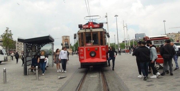 Nostajlik tramvay 2 ay aradan sonra İstiklal Caddesi’nde seferlere başladı