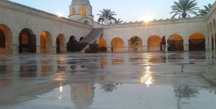 Tunus'ta camiler yarın açılıyor