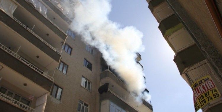 Diyarbakır'da yangın, ev kül oldu, apartman tahliye edildi
