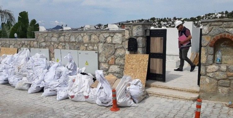 Yılmaz Özdil'in ofis diye alıp yazlık eve çevirdiği villanın yıkımı sürüyor