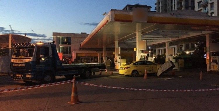 Beyoğlu'nda ticari taksi benzin istasyonuna daldı
