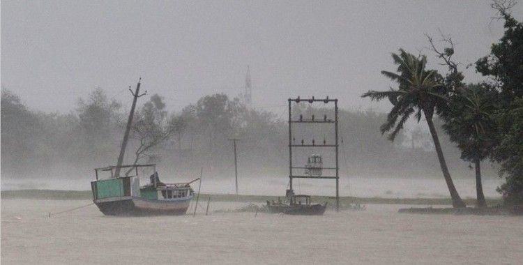 Nisarga Kasırgası Hindistan'da etkili olmaya başladı
