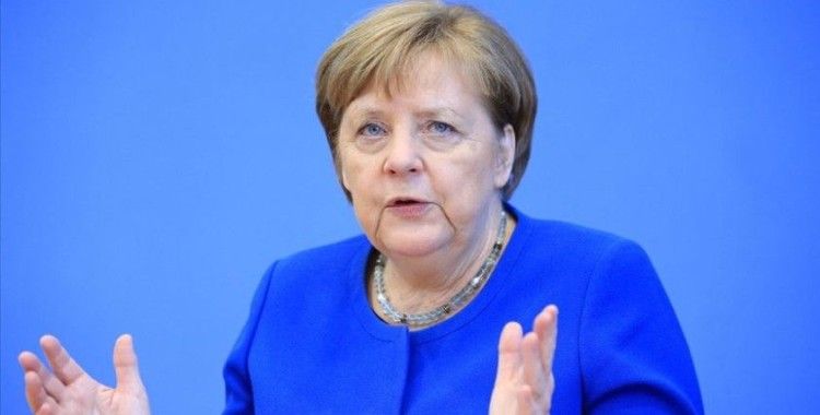 Merkel başbakanlığa yeniden aday olmayacağını açıkladı