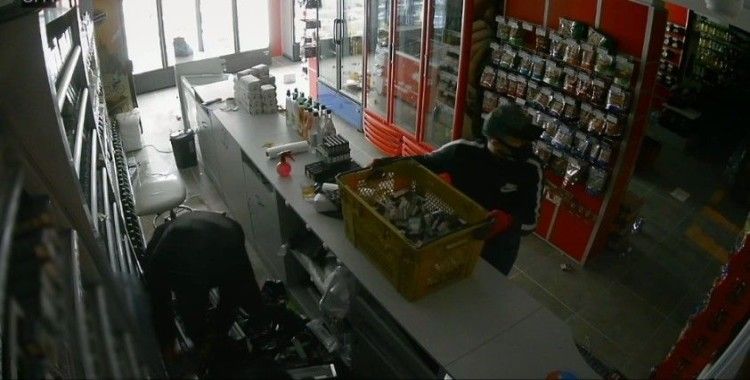 Gaziosmanpaşa’da maskeli hırsızların büfe soygunu kamerada